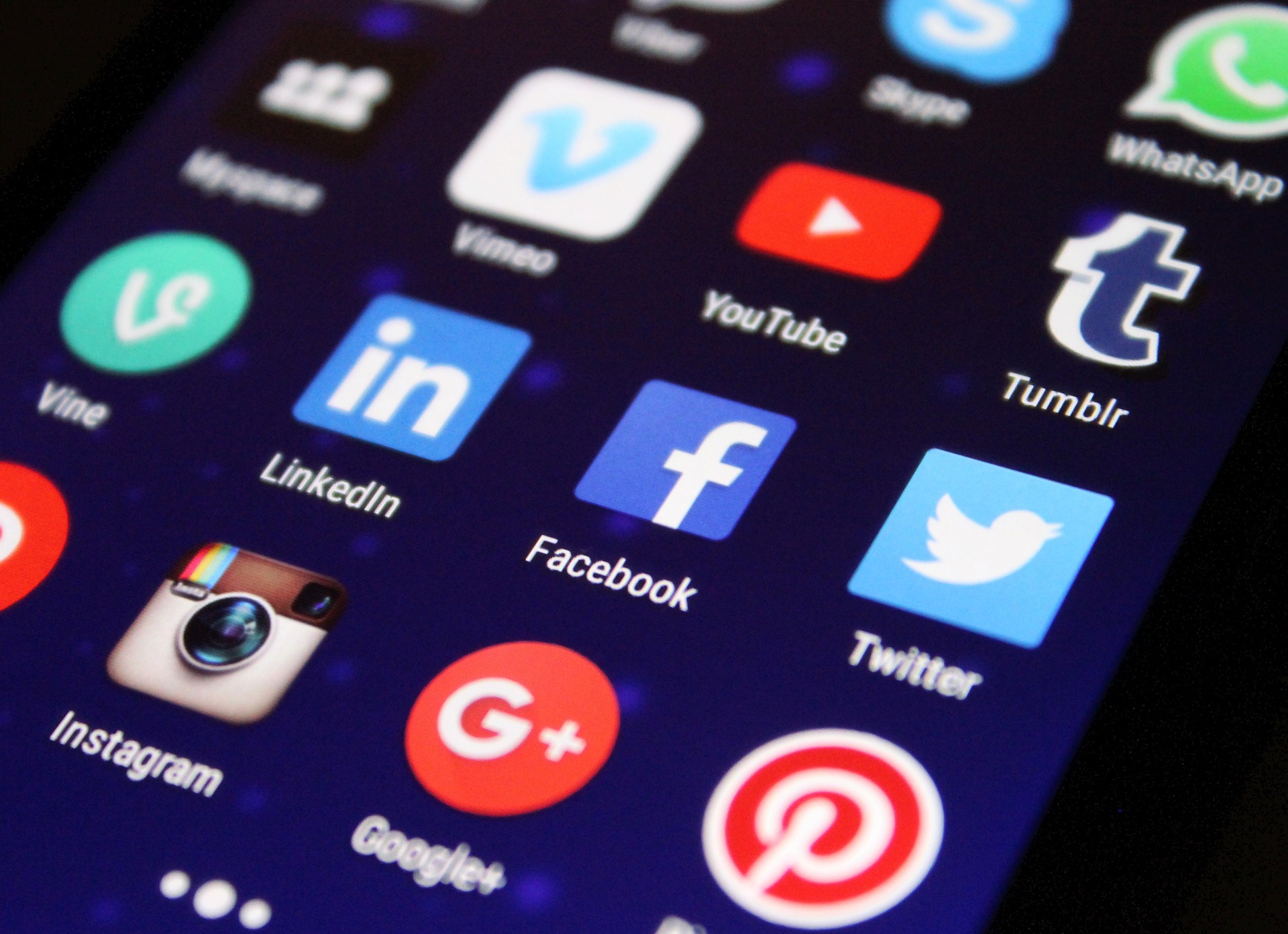 Cybersecurity sa Social Media: Paano Maiiwasan ang Pagka-Hack ng Iyong Facebook, Instagram, at TikTok